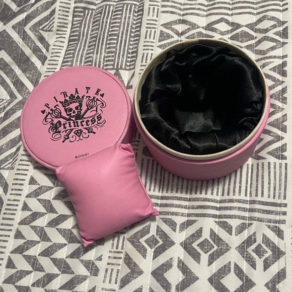 Walt Disney Pirates Of The Caribbean box Pink & Black - Picture 11 of 14